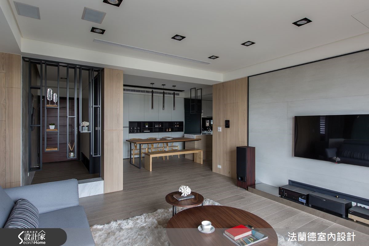 回归黑白调性，融入木质的温馨现代宅